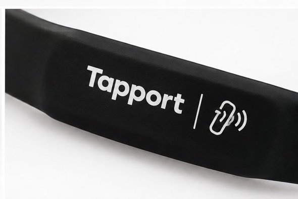 Detalle del logotipo Tapport en la pulsera